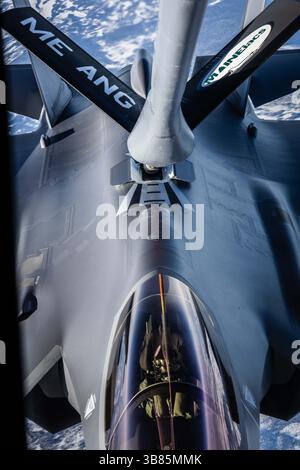 12 mars 2024, espace aérien suédois, Suède : un chasseur furtif F-35 Lightning II de la Royal Air Force norvégienne, ravitaillement d'un KC-135 Stratotanker de l'US Air Force lors de l'exercice Nordic Response 24, le 11 mars 2024 au-dessus de la Suède. Nordic Response est un exercice multinational annuel dirigé par la Norvège. (Crédit image : © MSGT. Andrew Sinclair/U.S. Air/Planet Pix via ZUMA Press Wire) Banque D'Images