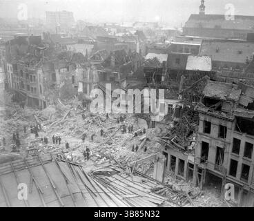 Une photo montrant les dommages causés par le V-2 allemand a atterri à Lombaard Vest et Randstraat, à Anvers, en Belgique. Les V-1 et V-2 étaient des armes redoutables, mais n'avaient aucun effet sur l'issue de la guerre. Le V-1 était une bombe volante qui est tombée lorsque son carburéacteur s'est épuisé. Le V2 était un missile balistique. Les deux ont été largement utilisés sur les villes d'Europe occidentale. Banque D'Images