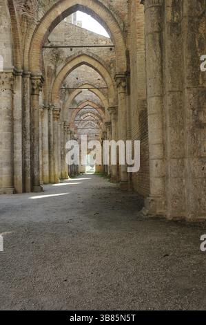 Une impressionnante et belle columnade gothique en Toscane Banque D'Images