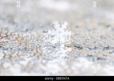 Décoration de Noël de flocons de neige de confettis argentés sur fond blanc avec beau boke. Gros plan confettis avec DOF peu profond Banque D'Images