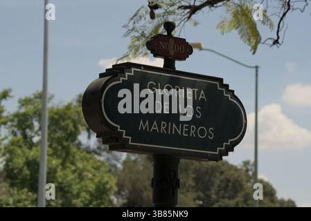 Panneau de rue indiquant « Glorieta de los Marineros » près de la zone Feria de Sevilla 2025 à Séville, Andalucía, Espagne. Banque D'Images
