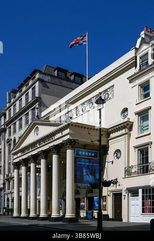 LONDRES, Royaume-Uni - 29 AVRIL 2025 : LONDRES, Royaume-Uni - 29 AVRIL 2025 : façade avant et portique du Theatre Royal Haymarket dans Suffolk Street avec panneau Banque D'Images