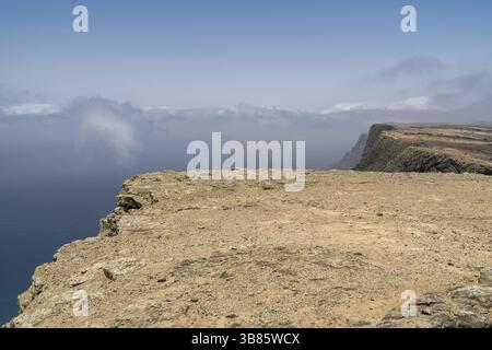 Paysage naturel de Lanzarote. Vue depuis le pont d'observation - Mirador de El Risco de Famara Banque D'Images