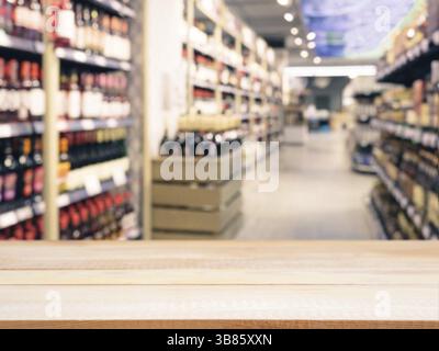 Conseil en bois clair table vide en face de l'arrière-plan flou. Plus de bois clair vue flou en supermarché - peuvent être utilisés pour l'affichage ou un montage yo Banque D'Images