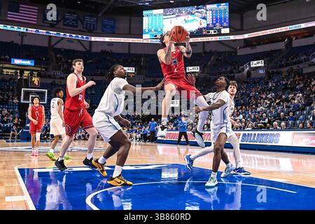 28 FÉVRIER 2024 : le garde des araignées de Richmond DJI Bailey (4) trouve une voie ouverte entre l'attaquant de Saint Louis Billikens Bradley Ezewiro (3) et le garde de Saint Louis Billikens Cian Medley (1) pour préparer le tir pour deux points dans un match de conférence A10 où les araignées de Richmond ont visité le Saint Louis Billikens. Tenue à la Chaifetz Arena à préparé Louis, MO le mercredi 28 février 2024 Richard Ulreich/CSM (image crédit : © Richard Ulreich/CSM via ZUMA Press Wire) Banque D'Images