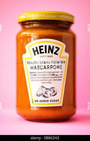 Londres Royaume-Uni, 07 mai 2025, pot de Heinz Mascarpone Cook dans une sauce pour pâtes Banque D'Images