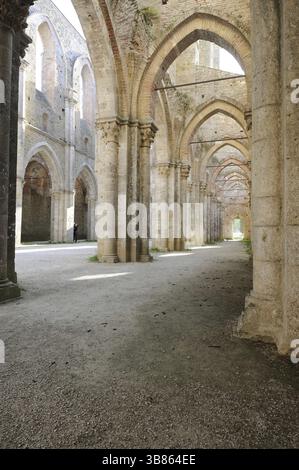 Une impressionnante et belle columnade gothique en Toscane Banque D'Images
