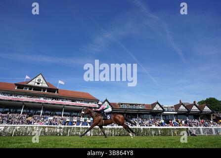 Hammer the Hammer monté par Tom Eaves sur leur chemin pour remporter le handicap de la capitale fédérale de l'amour lors de la journée des essais du festival Boodles May à l'hippodrome de Chester. Date de la photo : mercredi 7 mai 2025. Banque D'Images