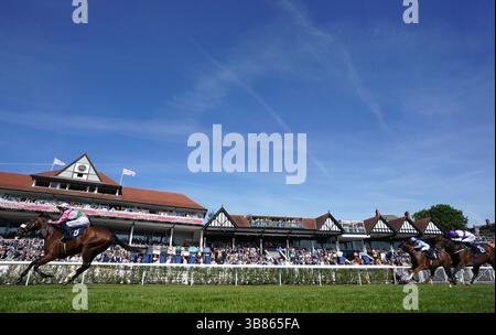 Hammer the Hammer monté par Tom Eaves (à gauche) sur leur chemin pour remporter le handicap de la capitale fédérale lors de la Journée des essais du Festival Boodles de mai à l'hippodrome de Chester. Date de la photo : mercredi 7 mai 2025. Banque D'Images