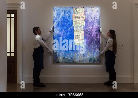 LONDRES, ROYAUME-UNI - 07 MAI 2025 : les membres du personnel tiennent une peinture de Daisy Parris, 'as Waves Would', 2025, lors d'un appel photo à la maison de ventes Sotheby's présentant l'exposition de vente 'Art for Your Oceans' avec des œuvres d'art données par des artistes de premier plan et créées à l'aide de la première encre à base d'eau durable et entièrement biodégradable produite par OCEANIUM en Écosse à partir d'algues, à Londres, Royaume-Uni, le 07 mai 2025. L'exposition sera ouverte au public du 7 au 15 mai 2025 et vise à collecter des fonds et à sensibiliser les gens aux initiatives pionnières de conservation des océans du WWF aux États-Unis Banque D'Images