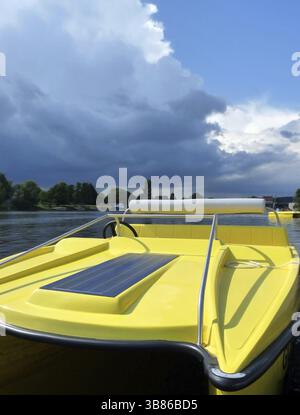 Bateau solaire sur la rive Banque D'Images
