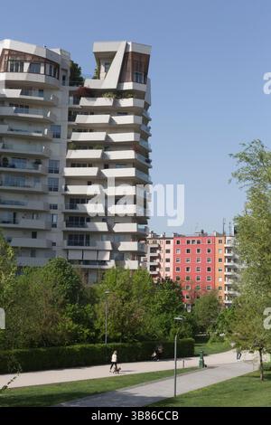 Tours résidentielles contemporaines dans le quartier CityLife de Milan, alliant architecture moderne et espace urbain vert. Banque D'Images