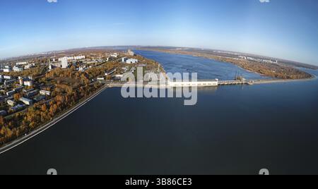 Vue aérienne de la ville de Novosibirsk et de la centrale hydroélectrique sur la rivière OB. Novossibirsk, Sibérie, Russie, Europe Banque D'Images