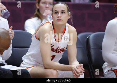 25 février 2024 : Carleigh Wenzel (1), la garde des Virginia Tech Hokies, regarde depuis le banc lors du match de basket féminin de la NCAA entre les North Carolina Tar Heels et les Virginia Tech Hokies au Cassell Coliseum de Blacksburg, en Virginie. Greg Atkins/CSM (image de crédit : Banque D'Images