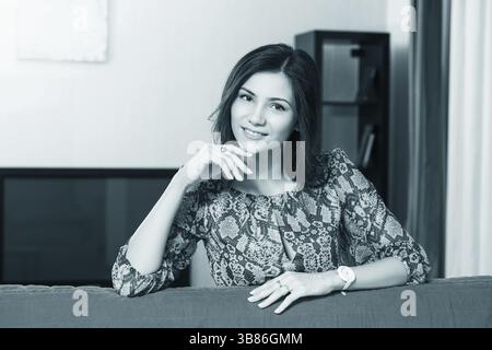 Portrait de femme belle dans la salle de séjour Banque D'Images