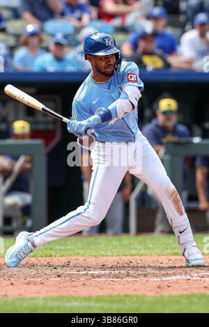 8 mai 2024 : Maikel Garcia (11 ans), troisième joueur des Royals de Kansas City, batte contre les Brewers de Milwaukee au Kauffman Stadium à Kansas City, Missouri. David Smith/CSM (image de crédit : © David Smith/CSM via ZUMA Press Wire) Banque D'Images