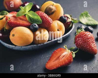 Fraise mûre, abricot et bleuets Banque D'Images