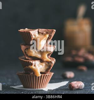 Pile de vegan au chocolat au caramel foncé sur table. Des plats végétariens avec des tasses chocolat Caramel chocolat cacao. Idées et recettes fo Banque D'Images