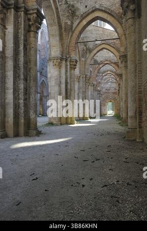 Une impressionnante et belle columnade gothique en Toscane Banque D'Images
