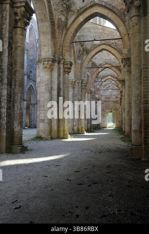 Une impressionnante et belle columnade gothique en Toscane Banque D'Images