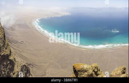 Paysage naturel de Lanzarote. Vue panoramique sur la mer et la côte depuis la plate-forme d'observation - Mirador de El Risco de Famara Banque D'Images
