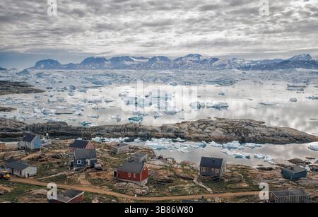 Le village inuit traditionnel et éloigné du Groenland près de l'île Angmassalik. La péninsule de Mamanga dans l'est du Groenland. Banque D'Images