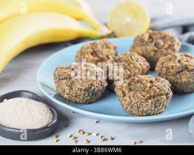 Vue rapprochée d'une homemmade sans gluten muffins aux bananes avec de la farine de sarrasin. Vegan muffins aux graines de pavot bleu sur la plaque en bois gris tabl Banque D'Images