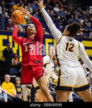 25 février 2024 Berkeley, CA États-Unis L'attaquante de l'Arizona Breya Cunningham (25) tire le ballon lors du match de basket féminin de la NCAA entre les Wildcats de l'Arizona et les Golden Bears de Californie. Arizona a battu la Californie 87-68 au Haas Pavilion Berkeley Calif. Thurman James / CSM (crédit image : © Thurman James/CSM via ZUMA Press Wire) Banque D'Images