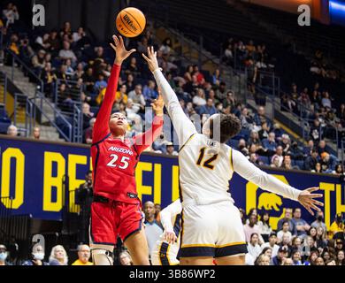 25 février 2024 Berkeley, CA États-Unis L'attaquante de l'Arizona Breya Cunningham (25) tire le ballon lors du match de basket féminin de la NCAA entre les Wildcats de l'Arizona et les Golden Bears de Californie. Arizona a battu la Californie 87-68 au Haas Pavilion Berkeley Calif. Thurman James / CSM (crédit image : © Thurman James/CSM via ZUMA Press Wire) Banque D'Images
