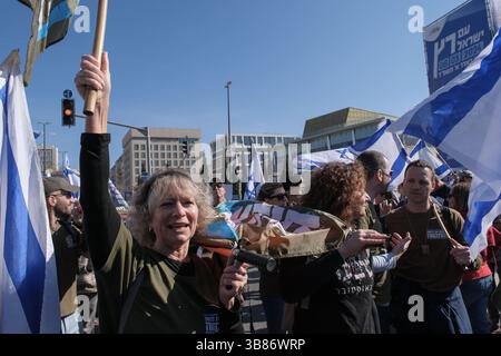 26 février 2024, Jérusalem, Israël : des manifestants se rassemblent devant la Cour suprême d'Israël alors que les juges entendent des appels contestant les réformes proposées par Netanyahou en matière de service militaire. Le projet de loi vise à étendre le service obligatoire pour les hommes et les réservistes, tandis que les manifestants exigent un partage égal du fardeau et la fin des exemptions pour les communautés ultra orthodoxes, appelant à ce que tout le monde passe sous le brancard. (Crédit image : © Nir Alon/ZUMA Press Wire) Banque D'Images