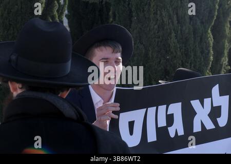 26 février 2024, Jérusalem, Israël : contre-protestation ultra-orthodoxe contre les réformes du service militaire proposées par Netanyahou et la menace de la fin des exemptions pour leurs communautés affirmant que la nation juive n'a pas le droit d'exister sans étude de la Torah. Des rabbins influents ont déclaré qu'ils étaient ceux qui protégeaient le pays. (Crédit image : © Nir Alon/ZUMA Press Wire) Banque D'Images