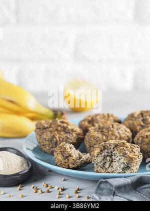 Vue rapprochée d'une homemmade sans gluten muffins aux bananes avec de la farine de sarrasin. Vegan muffins aux graines de pavot bleu sur la plaque en bois gris tabl Banque D'Images