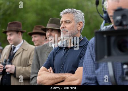 DATE DE SORTIE : 25 décembre 2023. TITRE : les garçons dans le bateau. STUDIO : MGM Studios. RÉALISATEUR : George Clooney. INTRIGUE : une histoire des années 1930 centrée sur l'équipe d'aviron de l'Université de Washington, de leurs débuts pendant la dépression à la victoire d'or aux Jeux olympiques de Berlin en 1936. EN VEDETTE : le réalisateur GEORGE CLOONEY sur le tournage de son film. (Crédit image : © MGM Studios/Entertainment Pictures/ZUMAPRESS.com) Banque D'Images