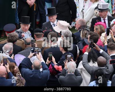 Le roi Charles III (au centre gauche) s'adresse aux invités qui assistent à une Royal Garden Party au palais de Buckingham, à Londres. Date de la photo : mercredi 7 mai 2025. Banque D'Images