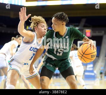 21 décembre 2023 - garde des Bruins de l'UCLA Kiki Rice #1 contre le garde de Hawai'i Rainbow Wahine Daejah Phillips #15 lors d'un match entre les Bruins de l'UCLA et le Hawai'i Rainbow Wahine au Pavillon Pauley à Los Angeles, CA - Michael Sullivan/CSM (crédit image : © Michael Sullivan/CSM via ZUMA Press Wire) Banque D'Images
