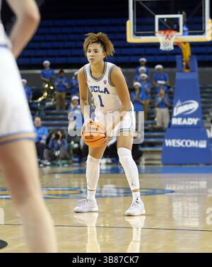 21 décembre 2023 - les Bruins de l'UCLA gardent Kiki Rice #1 lors d'un match entre les Bruins de l'UCLA et les Rainbow Wahine de Hawai'i au Pavillon Pauley à Los Angeles, CA - Michael Sullivan/CSM (crédit image : © Michael Sullivan/CSM via ZUMA Press Wire) Banque D'Images
