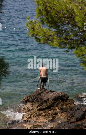 15 août 2023, Hvar, New York, Croatie : un homme entre dans l'océan (crédit image : © Darcy Rogers/ZUMA Press Wire) Banque D'Images