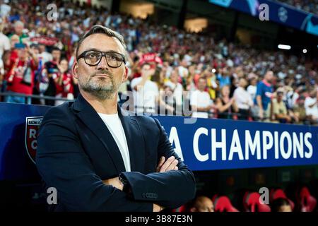 20 septembre 2023 : Franck Haise, entraîneur-chef du RC Lens, regarde le match de l'UEFA Champions League, Groupe B, entre le Sevilla FC et le RC Lens au stade Ramon Sanchez-Pizjuan le 20 septembre 2023 à Séville, Espagne. (Crédit image : © Joaquin Corchero/AFP7 via ZUMA Press Wire) Banque D'Images