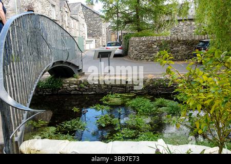 Passerelle métallique au-dessus de la rivière EEA à Cartmel, Cumbria, Royaume-Uni Banque D'Images