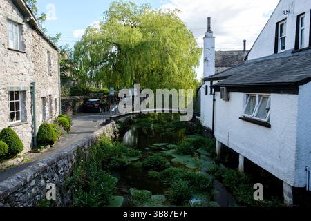 Passerelle métallique au-dessus de la rivière EEA à Cartmel, Cumbria, Royaume-Uni Banque D'Images