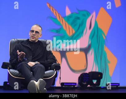 Hambourg, Allemagne. 07 mai 2025. RAF Camora, musicien, intervient lors du salon numérique OMR dans les halls d’exposition de Hamburg Messe. Crédit : Marcus Brandt/dpa/Alamy Live News Banque D'Images
