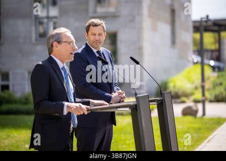 Berlin, Deutschland. 07 mai 2025. (LR) Joerg Kukies, ministre fédéral sortant des Finances, et Lars Klingbeil, nouveau ministre fédéral des Finances, s'adressent aux médias à Berlin, le 7 mai 2025. « Photographié au nom du ministère fédéral des Finances » crédit : dpa/Alamy Live News Banque D'Images