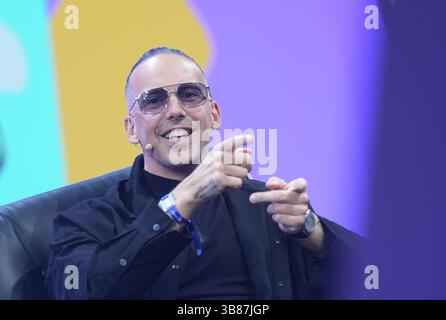 Hambourg, Allemagne. 07 mai 2025. RAF Camora, musicien, intervient lors du salon numérique OMR dans les halls d’exposition de Hamburg Messe. Crédit : Marcus Brandt/dpa/Alamy Live News Banque D'Images