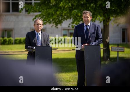 Berlin, Deutschland. 07 mai 2025. (LR) Joerg Kukies, ministre fédéral sortant des Finances, et Lars Klingbeil, nouveau ministre fédéral des Finances, s'adressent aux médias à Berlin, le 7 mai 2025. « Photographié au nom du ministère fédéral des Finances » crédit : dpa/Alamy Live News Banque D'Images