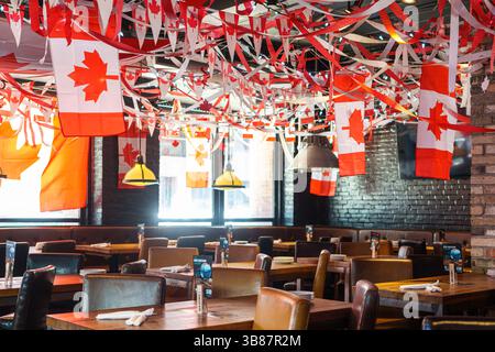 Intérieur du restaurant Jack Astor décoré de plusieurs drapeaux et symboles canadiens en réponse à la guerre commerciale et aux remarques d’annexion faites par Don Banque D'Images
