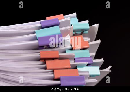 les feuilles de papier blanches sont reliées par des clips, les feuilles de papier empilées pour les documents sont jointes ensemble, le nombre de feuilles de papier est différent Banque D'Images
