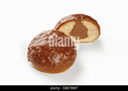 Gâteaux aux noisettes enrobés de chocolat montrant un intérieur mou avec une garniture Banque D'Images
