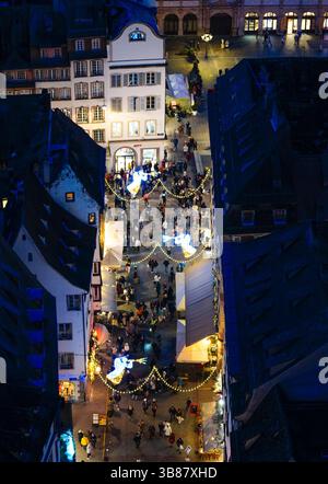 26 novembre 2023 : les acheteurs remplissent les rues de Strasbourg, France lors des marchés de Noël annuels dans la ville de l'est de la France. Les marchés sont l'un des plus anciens d'Europe, opérant depuis plus de 400 ans. Les estimations sont plus de deux millions de personnes visiteront la ville duirng la saison 2023 Yule. (Crédit image : © Robin Jerstad/ZUMA Press Wire) Banque D'Images