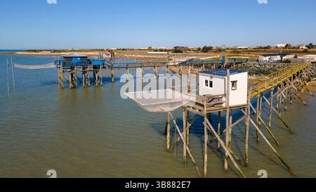 Cabanes de pêche traditionnelles en bois sur pilotis (Carrelet), Aytre, Charente-maritime (17), Nouvelle-Aquitaine, France Banque D'Images