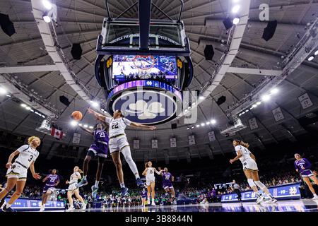 15 novembre 2023 : la garde du nord-ouest Melannie Daley (21 ans) se lève pour un tir alors que l'attaquante de notre Dame Kylee Watson (22 ans) défend lors d'un match de basket-ball féminin de la NCAA entre les Wildcats du nord-ouest et les Fighting Irish de notre Dame au Pavillon Purcell au Joyce Center à South Bend, Indiana. Notre Dame bat Northwestern 110-52. John Mersits/CSM. (Crédit image : © John Mersits/CSM via ZUMA Press Wire) Banque D'Images